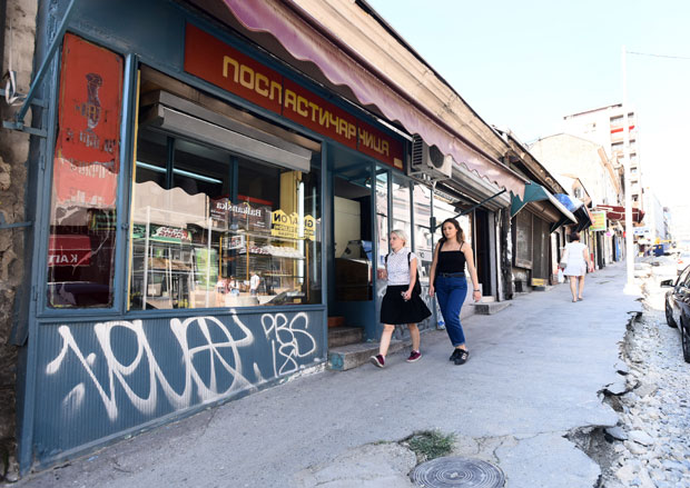 Балканска: Калдрмом полупали излог посластичарнице!